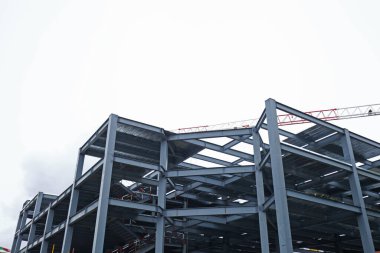 İnşaat alanında, çelik yapı yapım aşamasında.