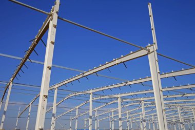 İnşaat alanında, çelik yapı yapım aşamasında.