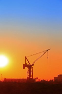 Sancak vinci konteynır gemilerini boşaltıyor