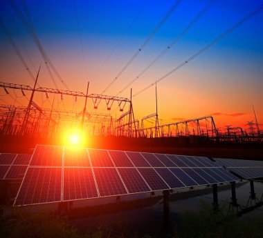 Güneş panelleri ve pilonlar