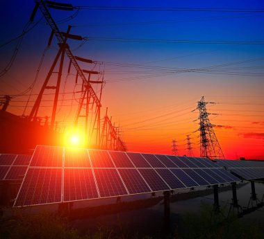 Güneş panelleri ve pilonlar