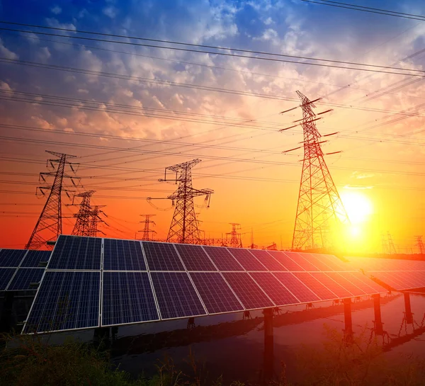 Güneş panelleri ve pilonlar