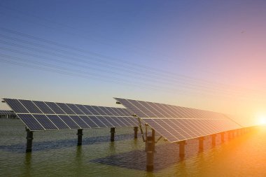 Su üzerindeki güneş panelleri