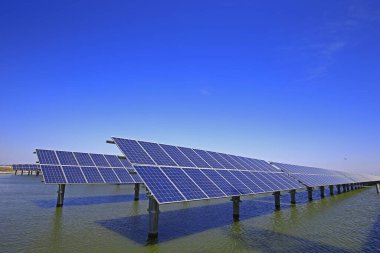 Su üzerindeki güneş panelleri
