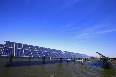 Su üzerindeki güneş panelleri