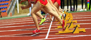 Spor karşılaşması, sporcular hızlı koşmaya başladı.