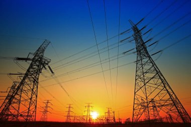 Pylon, yüksek voltajlı kule gökyüzü arka planı.