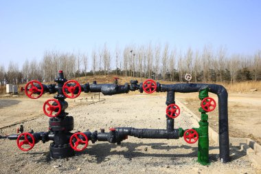 Yağ boruları ve vanalar.