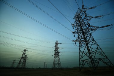 Pylon, yüksek voltajlı kule gökyüzü arka planı.