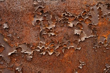 Paslı metal deliğin arka planı boyayı soyuyor. 