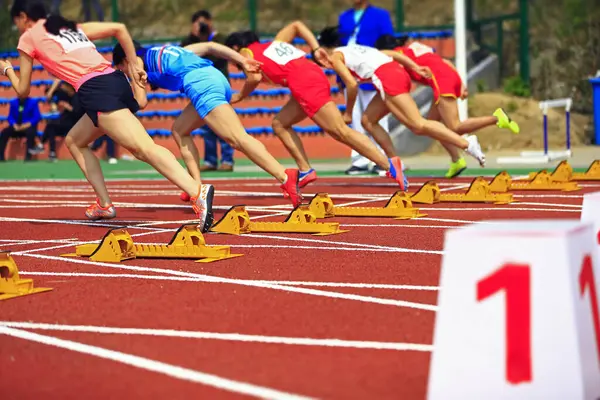 Spor karşılaşması, sporcular hızlı koşmaya başladı.