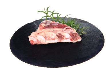 beyaz zemin üzerine taze domuz pirzolası