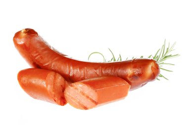 Beyaz arka planda izole edilmiş sosisler.