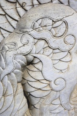 Taşın üzerindeki eski bir süs. Yakın plan dikişsiz doku. Taş dokusu. Taştaki desen. Kabartmalı desen.