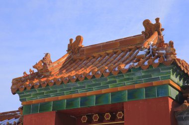 Kiremit saçakları olan antik mimari