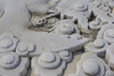 Taşın üzerindeki eski bir süs. Yakın plan dikişsiz doku. Taş dokusu. Taştaki desen. Kabartmalı desen.