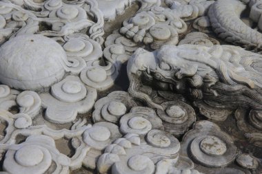 Taşın üzerindeki eski bir süs. Yakın plan dikişsiz doku. Taş dokusu. Taştaki desen. Kabartmalı desen.