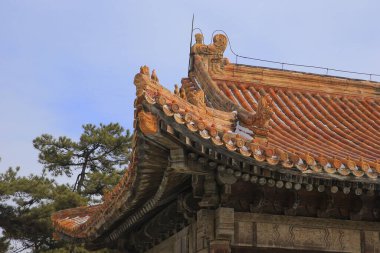 Kiremit saçakları olan antik mimari