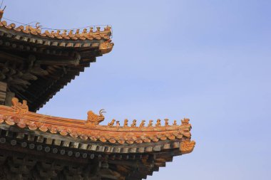 Kiremit saçakları olan antik mimari