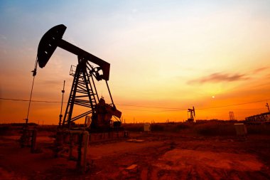 Petrol pompasının gün batımı, petrol endüstrisi ekipmanları