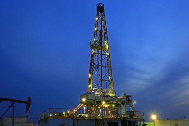 Petrol sondajı rigPetrokimya fabrikası