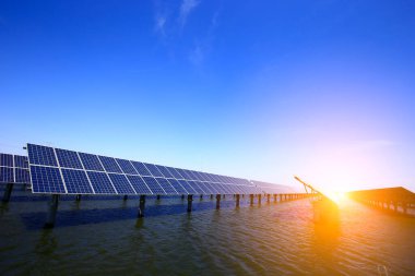 Su üzerindeki güneş panelleri