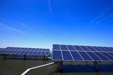 Su üzerindeki güneş panelleri