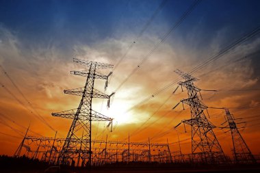 Elektrik kulesi, gün batımında siluet.