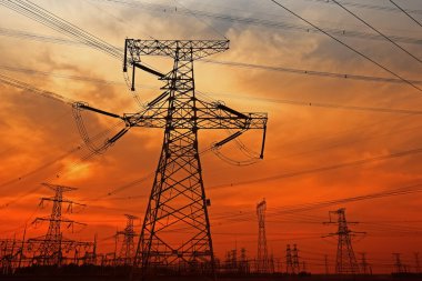 Elektrik kulesi, gün batımında siluet.