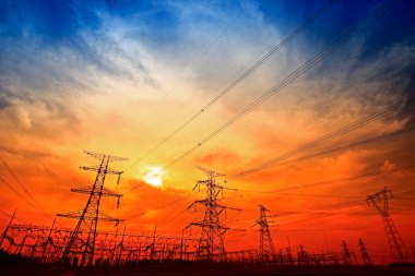 Elektrik kulesi, gün batımında siluet.