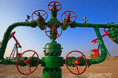 Yağ boruları ve vanalar.