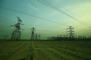 Pylon, yüksek voltajlı kule gökyüzü arka planı.