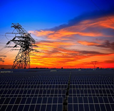 Güneş panelleri ve pilonlar