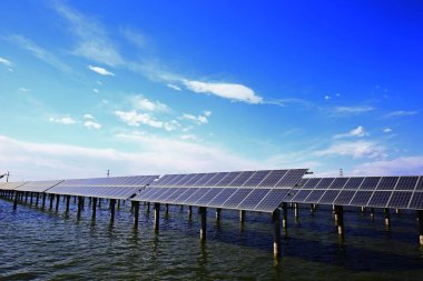 Suyun üzerindeki güneş panelleri