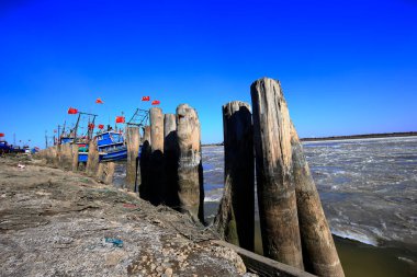 Gemiyi mavi gökyüzü arkaplanına yanaştırdım