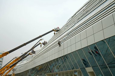 Mobil hidrolik inşaat platformunda inşaat işçileri