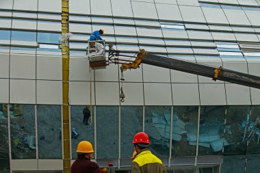 Mobil hidrolik inşaat platformunda inşaat işçileri