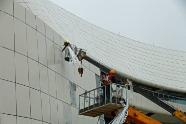 Mobil hidrolik inşaat platformunda inşaat işçileri