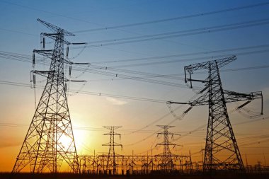 Yüksek voltajlı elektrik kulesi hattı