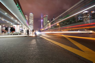 Şangay 'daki modern binanın arka planındaki ışık yolları.