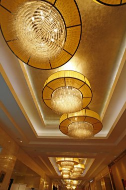 Otel özelliklerindeki tavan lambasında damlalar var. 