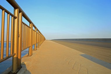 Otoyol, arka plan olarak mavi gökyüzü