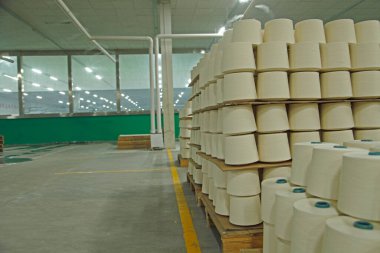 Endüstriyel dikiş makinesinde iplikler birbirine dolandı.