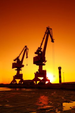 Gün batımında çalışmak için iskele vinci