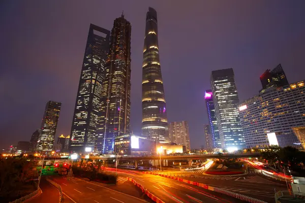 Şangay 'daki modern binanın arka planındaki ışık yolları.