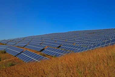 Port vinç çalışması Arkaplan olarak mavi gökyüzü