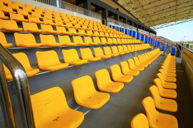 Port vinç çalışması Arkaplan olarak mavi gökyüzü