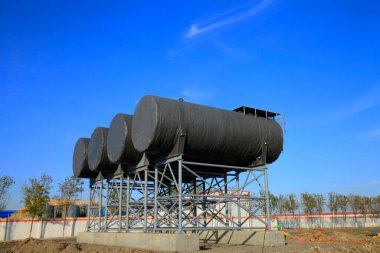 Port vinç çalışması Arkaplan olarak mavi gökyüzü