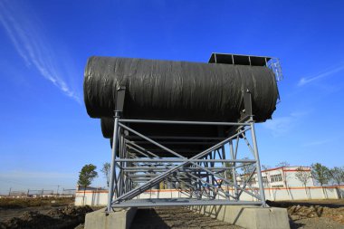 Port vinç çalışması Arkaplan olarak mavi gökyüzü