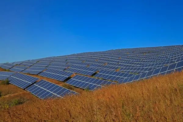 Port vinç çalışması Arkaplan olarak mavi gökyüzü